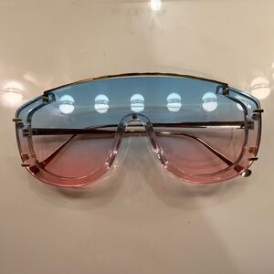 Chic Gradient Sunglasses with Gold Accents